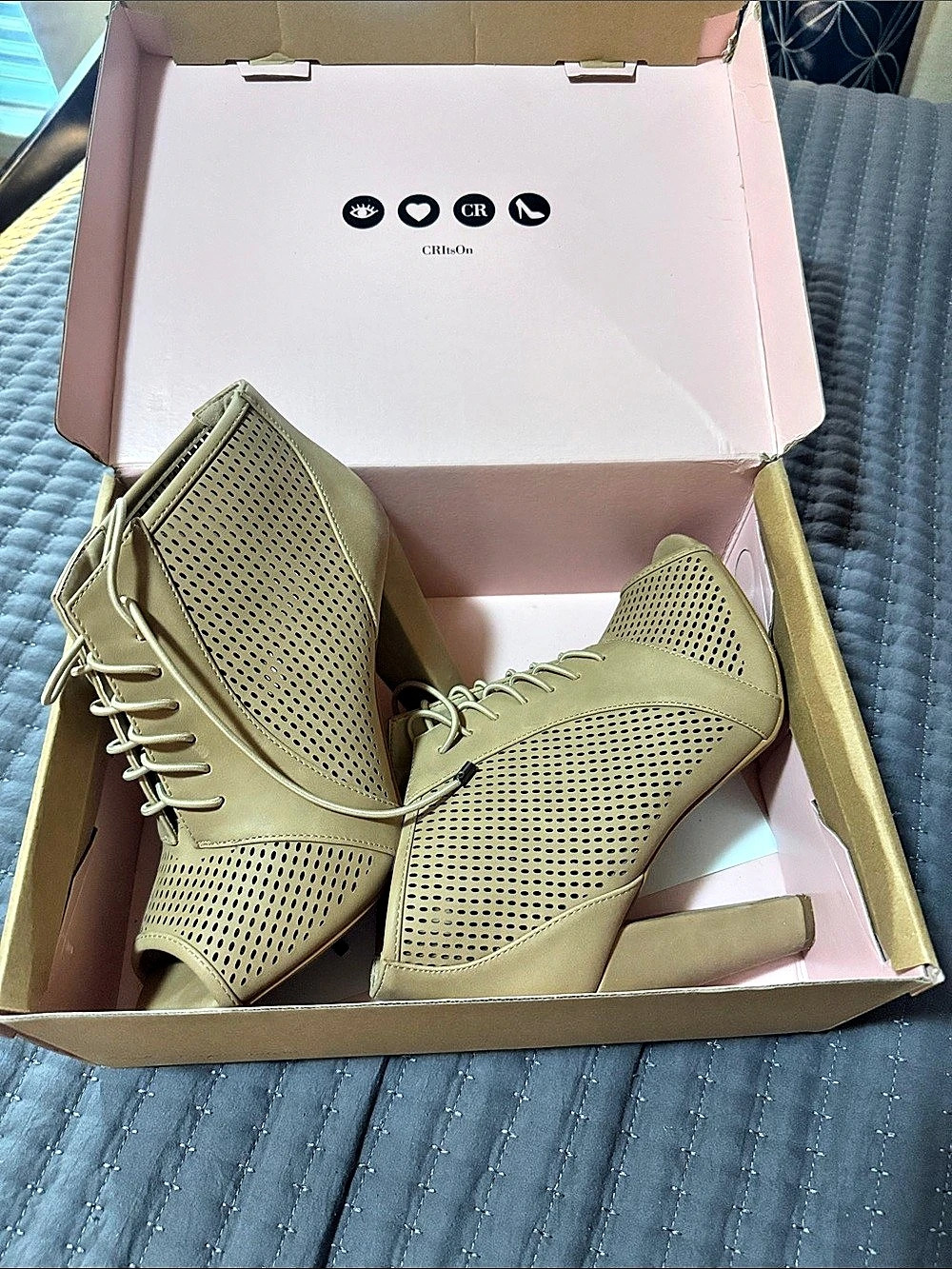 Clarks Women's Perforated Heels in Green Like New